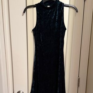 Elegant Velvet Sleeveless Dress in Green